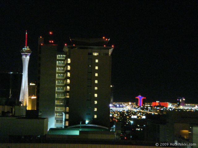 フォークイーンズ ホテル アンド カジノ ラスベガス  窓からの風景、ズームするとストラトスフィアやリオホテルが見えます