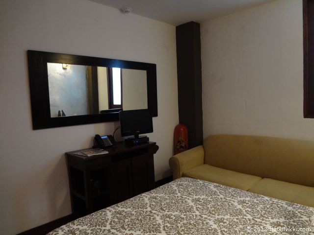 ホテル カサブランカ サンフアン テレビとソファがあります