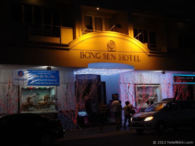 ボンセンホテルサイゴン ホテル外観、夜
