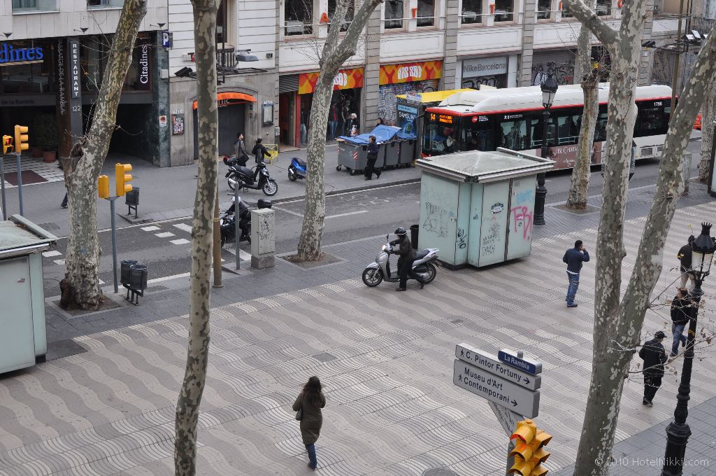 ル・メリディアン・バルセロナ 窓から眺めたストリートの様子